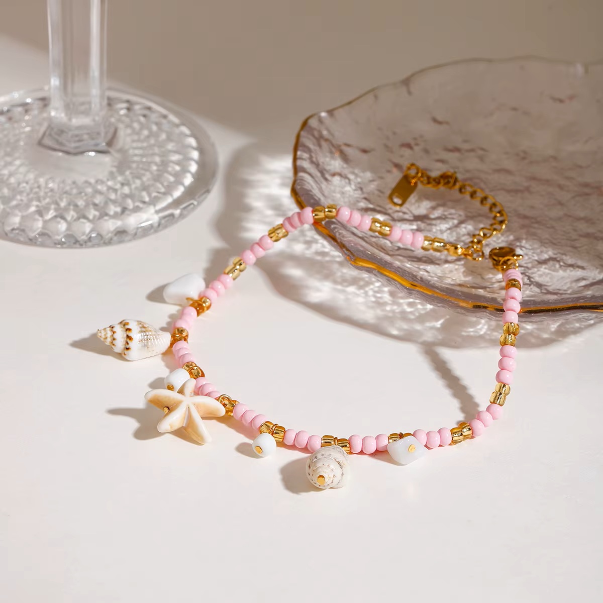 Detail zapínání náramku na nohu ELENYS Calypso